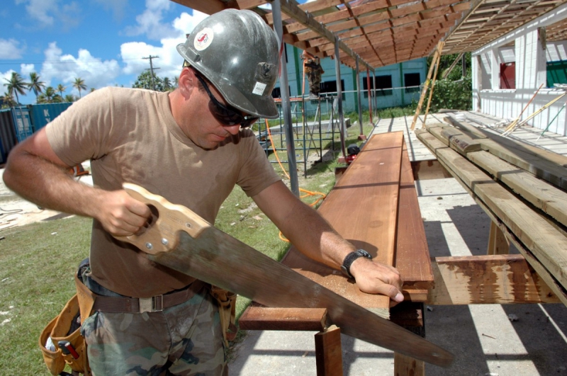 menuisier-VILLARS SUR VAR-min_worker_construction_building_carpenter_male_job_build_helmet-893290